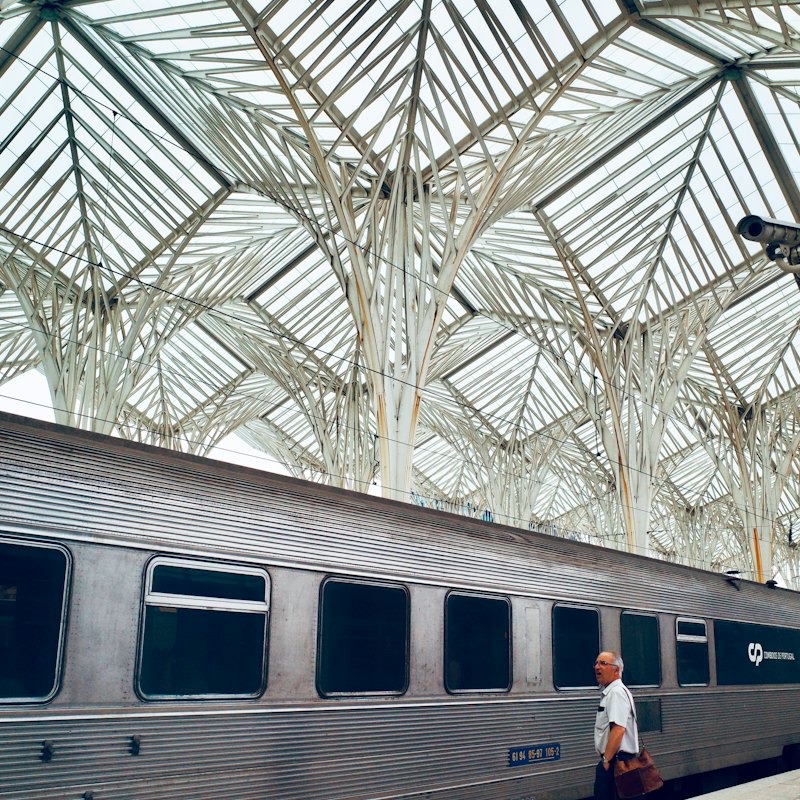 Comboio na estação do Oriente, em Lisboa